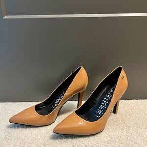 Calvin Klein nude patent pumps size 7.5 NIB